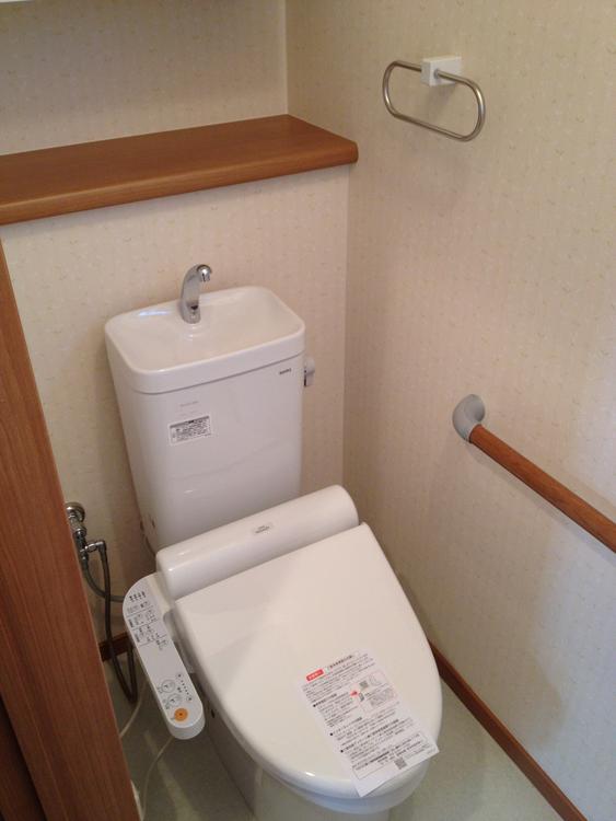 Toilet. Toilet, of course shower toilet ・ Storage box and a handrail in the heating toilet seat ・ Equipment of towel rails, etc. has become a standard equipment