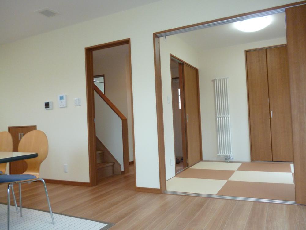 Living. Spacious 14.7 Pledge of living ~ Japanese-style room 4.4 quires. It is also possible to use in one between continued.
