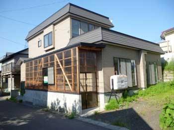 Local appearance photo. 1997 built second-hand housing [4DK+S] . P: 2 units in tandem (one standard-sized car and one light car) possible. Entrance approach has become part of the slope. 