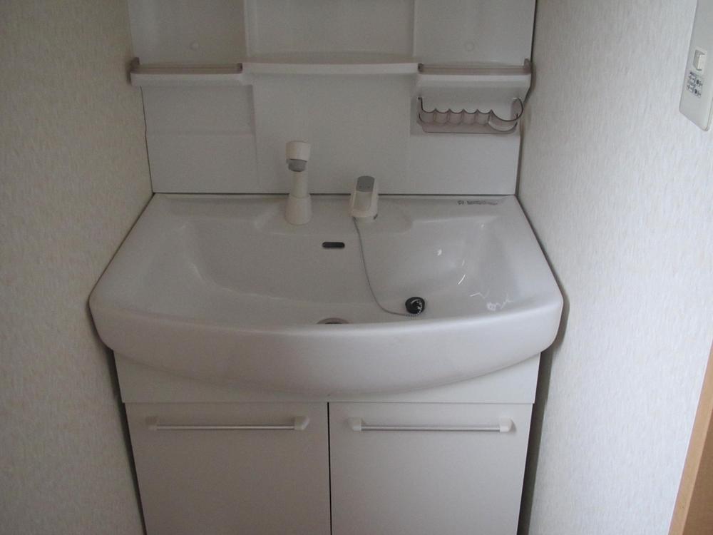 Wash basin, toilet. Washbasin with shower (new)