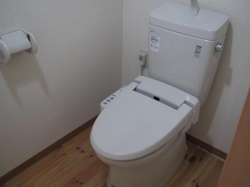 Toilet. Heating toilet seat with bidet