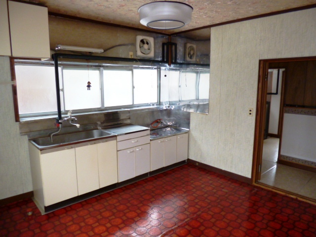 Kitchen. Spacious kitchen, It is comfortable even at a table set
