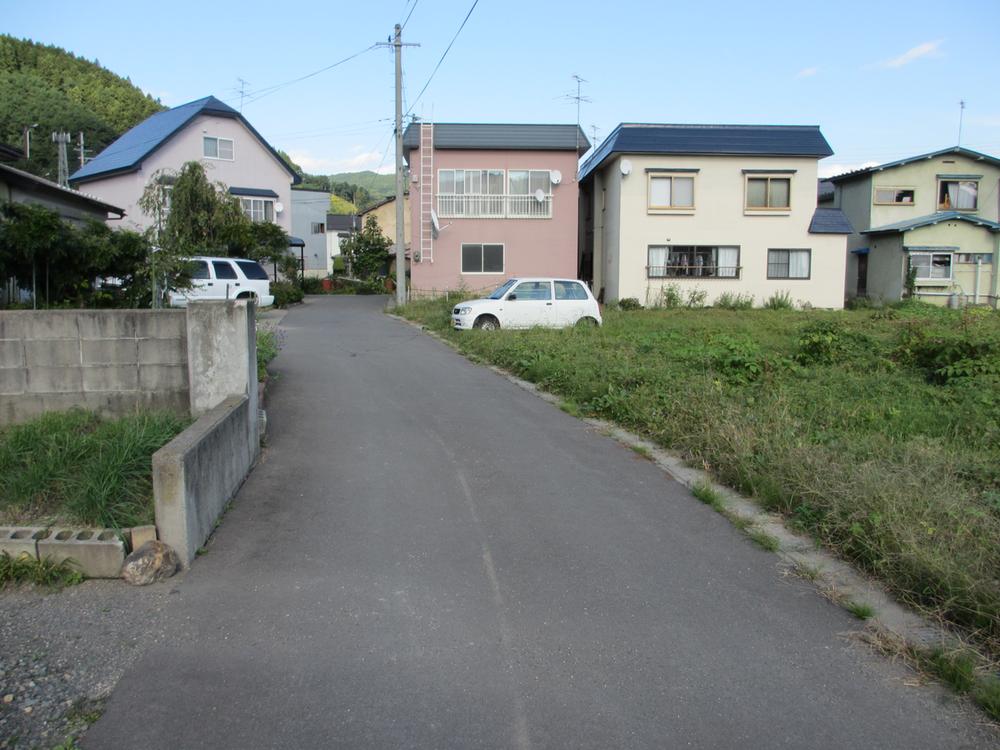 Local photos, including front road. Because of the front road width about 3.4m, About 30cm setback is required. 