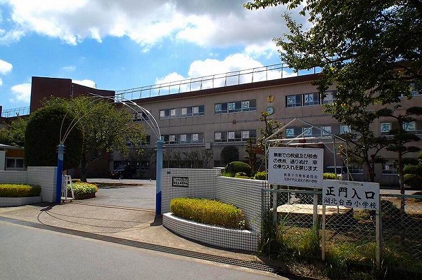 Primary school. Kohokudai Nishi Elementary School until the (elementary school) 300m