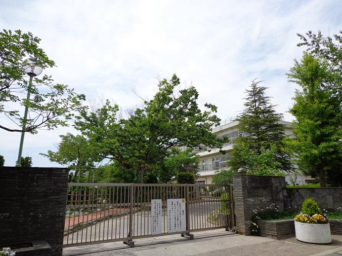 Junior high school. Kohokudai 830m until junior high school