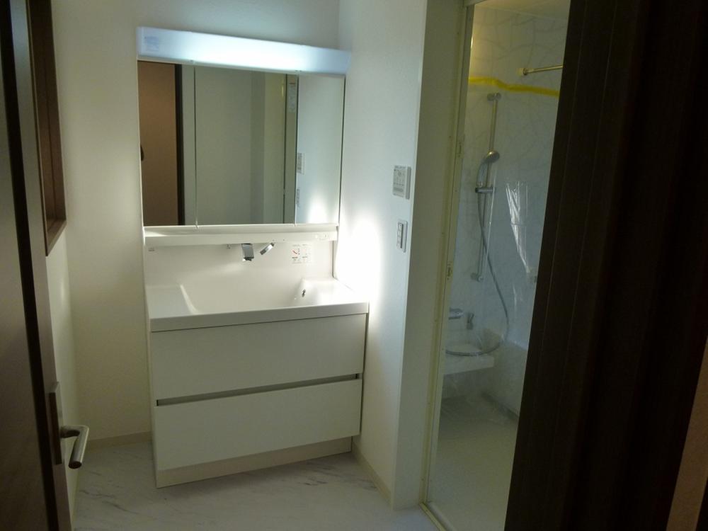 Wash basin, toilet