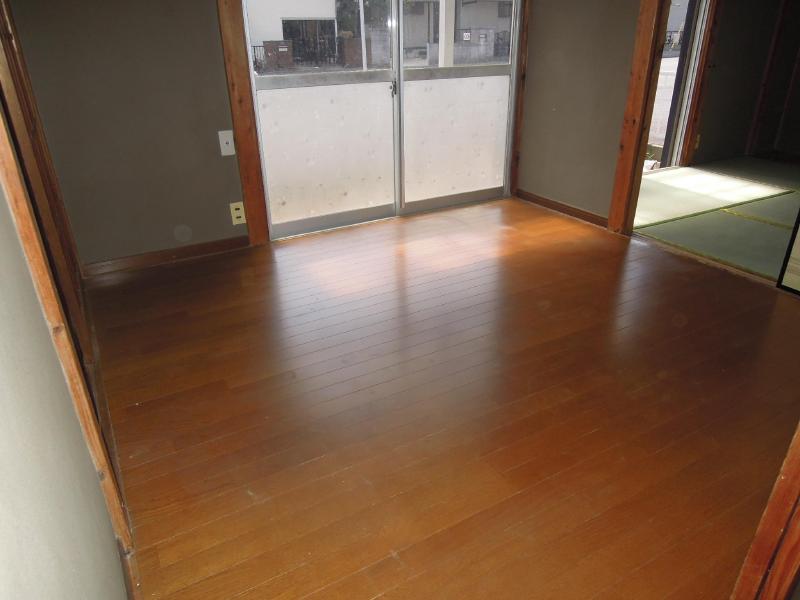 Living and room. Beautiful flooring.