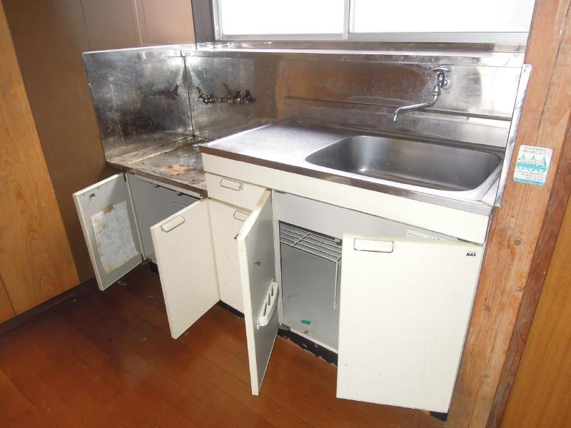 Kitchen. Gas stove is installed Friendly Kitchen.