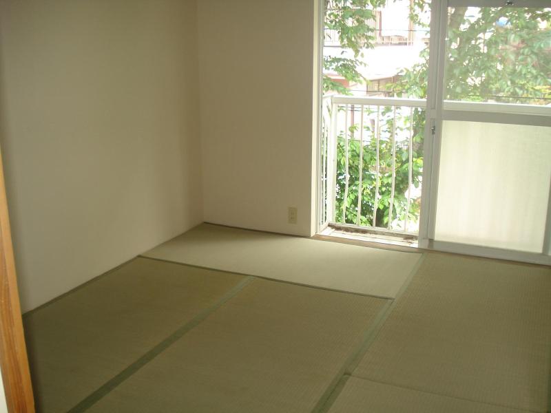 Living and room. And a good smell of tatami.