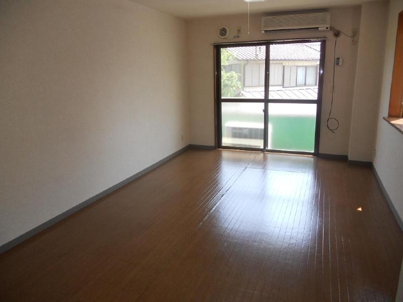Living and room. Spacious 10 tatami rooms