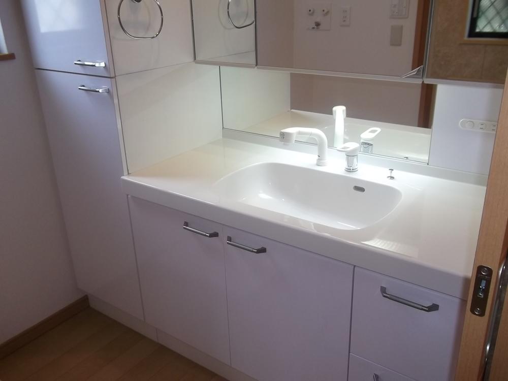 Wash basin, toilet