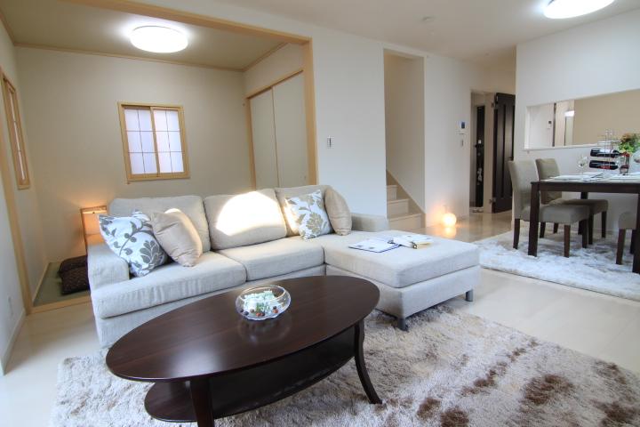 Living. Popular face-to-face kitchen from the living room photo wife