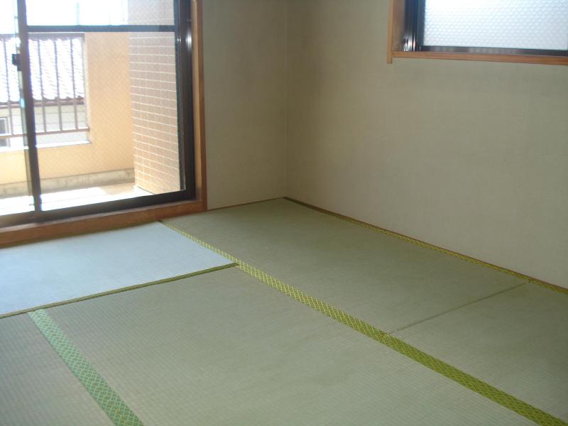 Living and room. A serene Japanese-style!