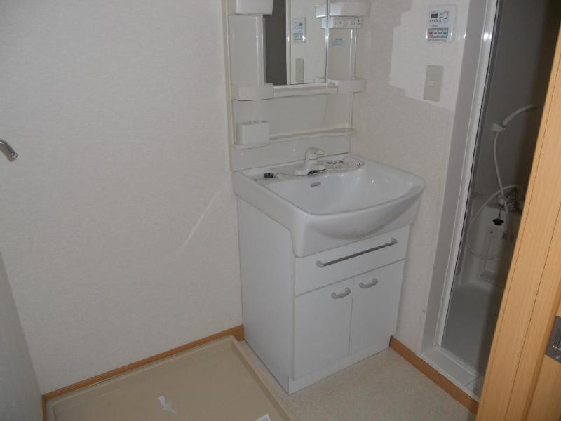 Washroom. Independent wash basin with dressing room