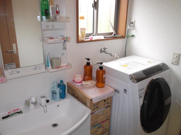 Wash basin, toilet. Indoor (June 2013) Shooting