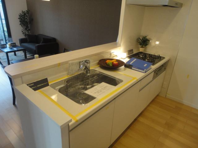 Kitchen.  ◆ New construction similar easy-to-use kitchen! Also impetus conversation with family.