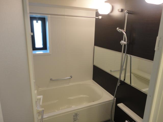 Bathroom.  ◆ The latest unit bus with a bathroom drying!