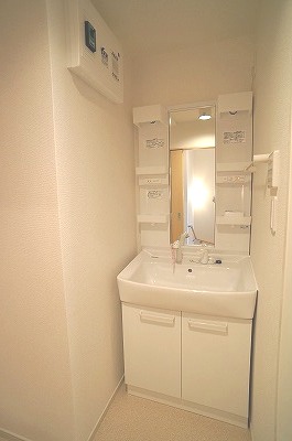 Washroom. There basin dressing room ・ Shampoo dresser.