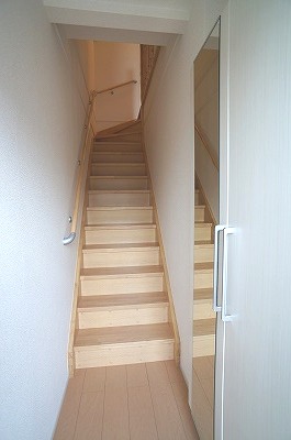 Entrance. From the first floor entrance to the second floor of the residential space. Large shoebox with mirror.