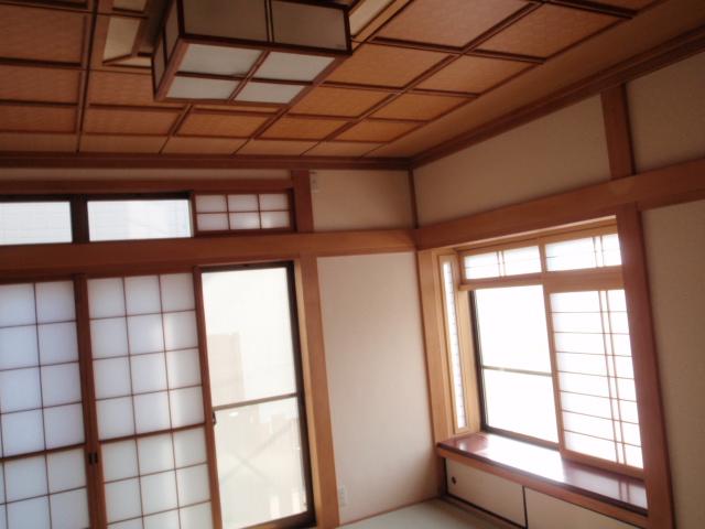 Non-living room. Local (10 May 2013) is shooting the first floor of a Japanese-style room. Lattice ceiling, Alcove, And finished with a trendy Japanese-style room, such as lighting.