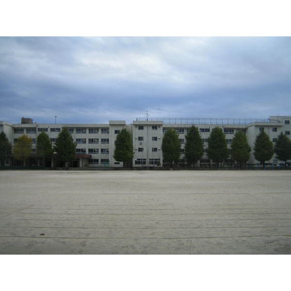 Junior high school. Abiko Municipal Abiko Junior High School (middle school) to 632m