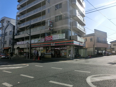 Convenience store. 900m to Seven-Eleven (convenience store)