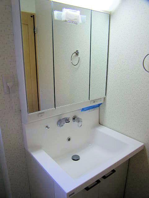 Wash basin, toilet. Local (12 May 2013) Shooting