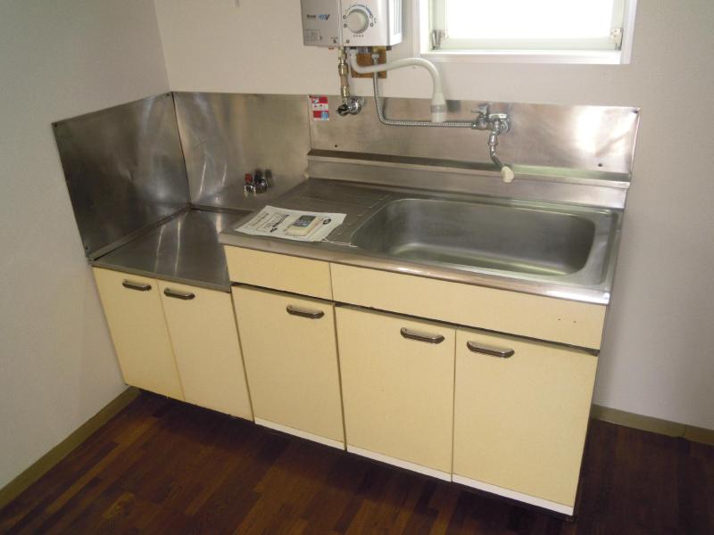 Kitchen. Two-burner gas stove can be installed