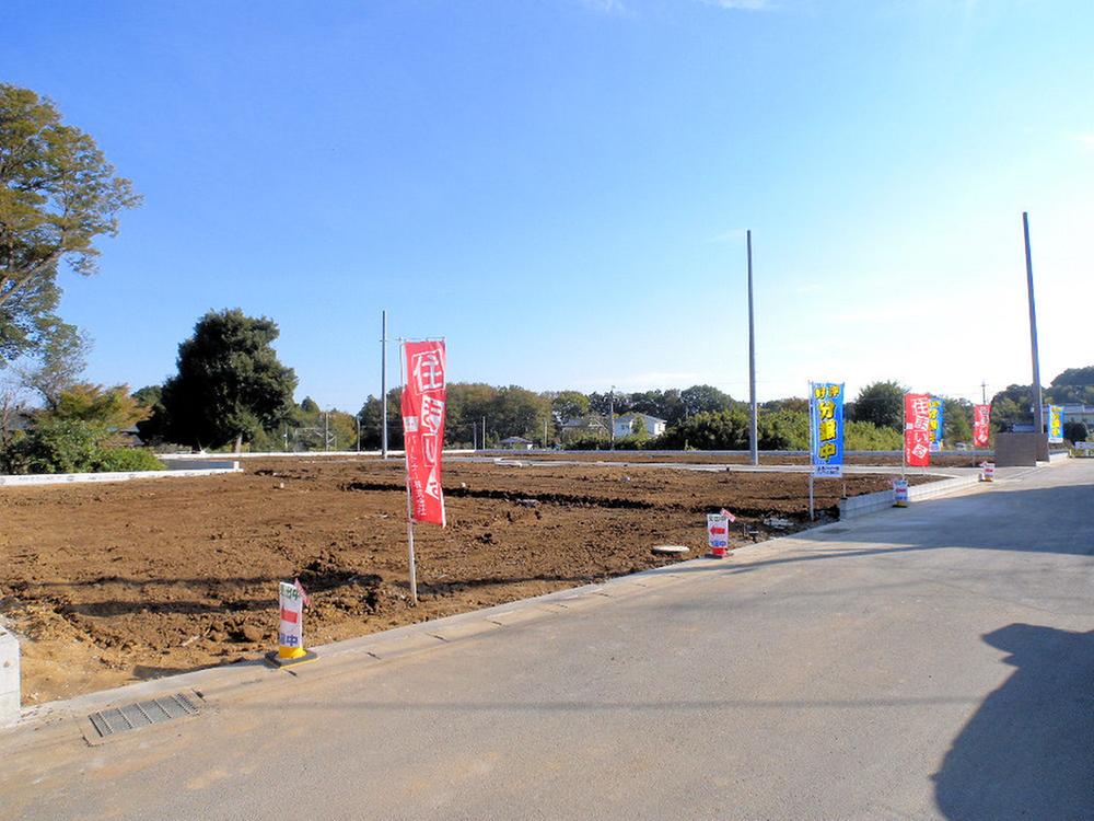 Local photos, including front road. Local (11 May 2013) Shooting