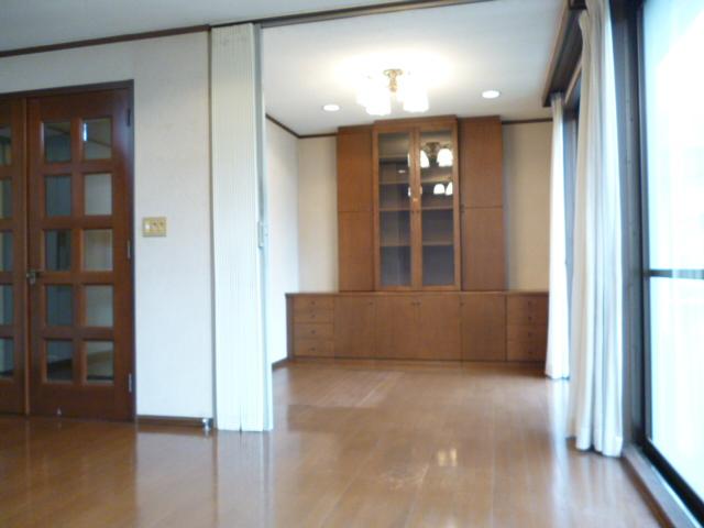 Living. Part of the living room is possible to divide by accordion curtain.
