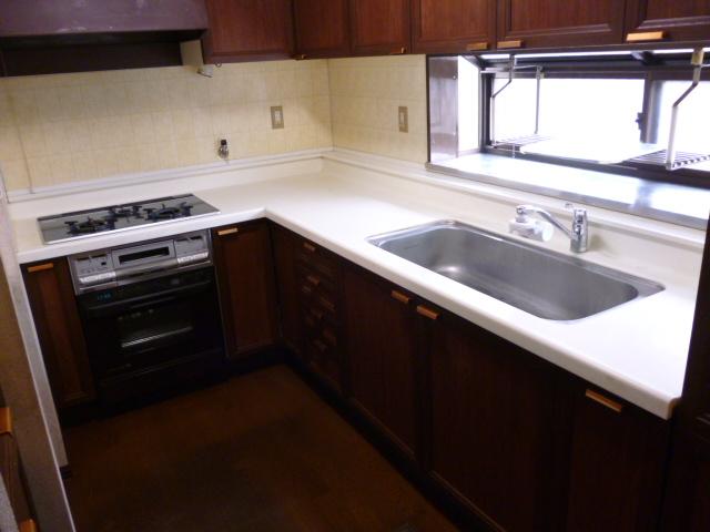 Kitchen. Easy-to-use the L-shaped kitchen.