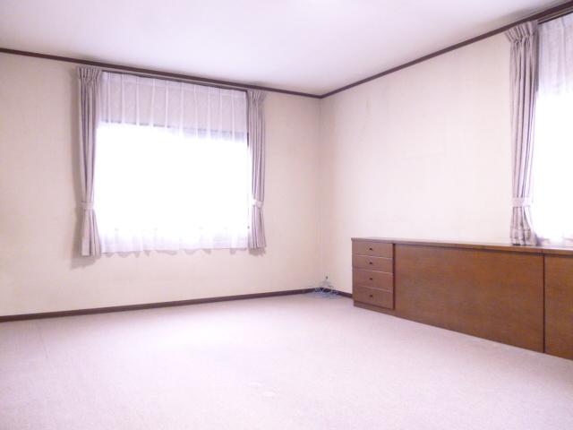 Non-living room. The main bedroom of the second floor 11.3 Pledge