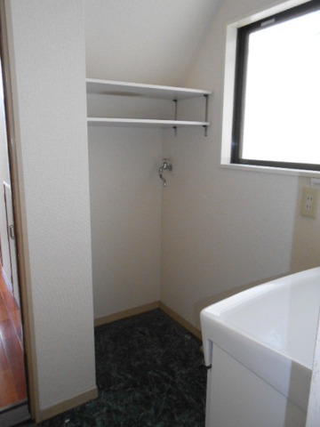 Washroom. Laundry Area