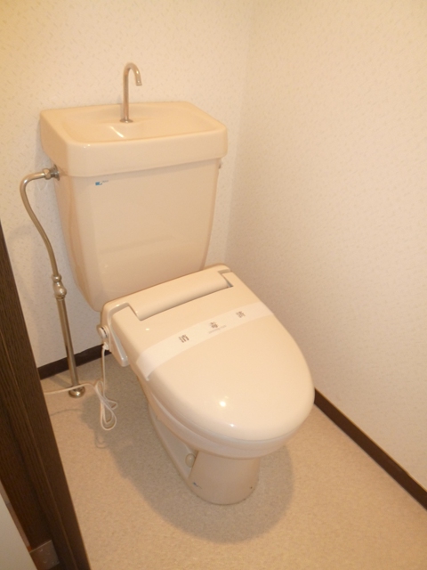 Toilet. Same property ・ For indoor photo of another room