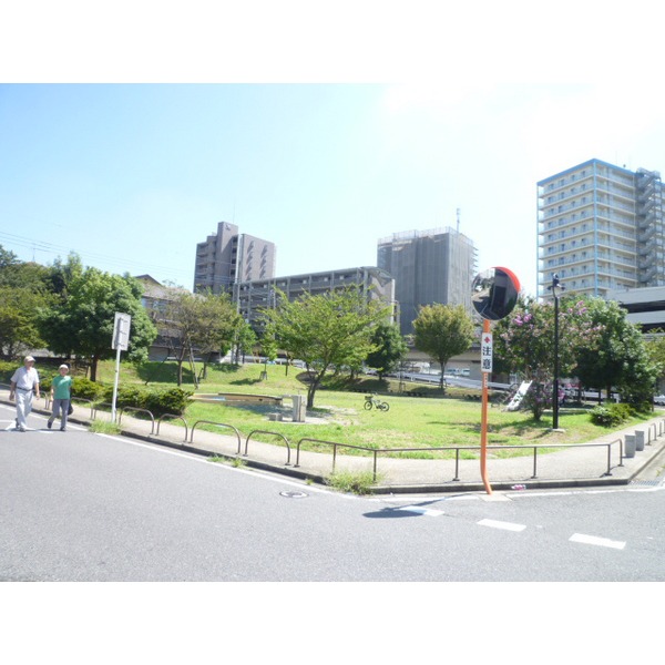 park. Midoriminamisaku to green space (park) 1027m