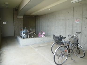 Other common areas. Bicycle parking is not wet in the rain in a room