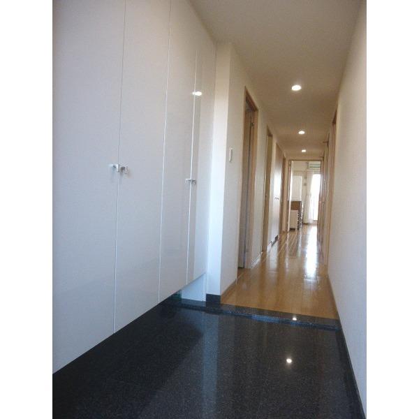 Entrance. Bright entrance in the flat ・ Cupboard also housed force rich