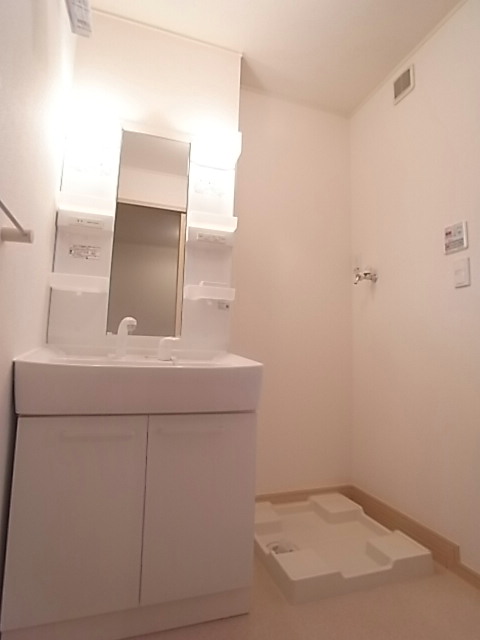 Washroom. Wash dressing room ・ Shampoo dresser ・ Washing machine in the room.