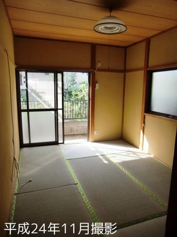 Living and room. Japanese-style room 6 Pledge (tatami mat replacement already)