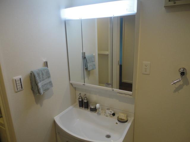 Wash basin, toilet.  ◆ Three-sided mirror + wide bowl Shampoo dresser