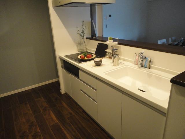 Kitchen.  ◆ Easy-to-use face-to-face counter kitchen