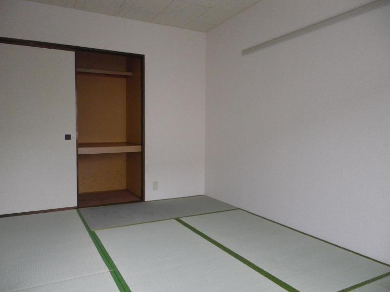 Receipt. Japanese-style room with a larger storage