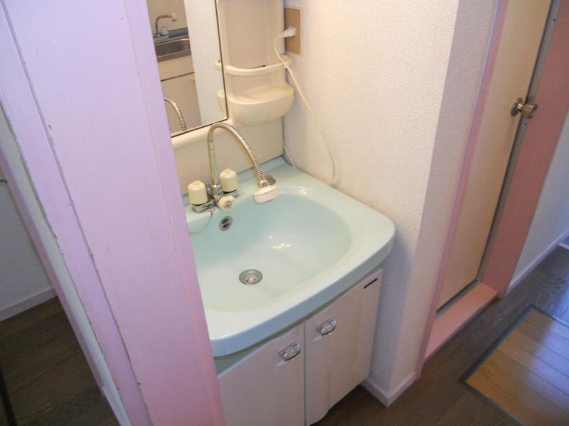 Washroom. Independence is a wash basin (shampoo dresser)