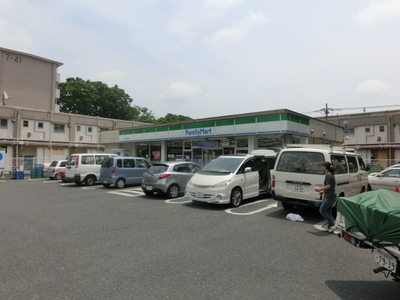 Convenience store. 950m to Family Mart (convenience store)