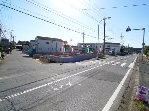 Local photos, including front road. Overall