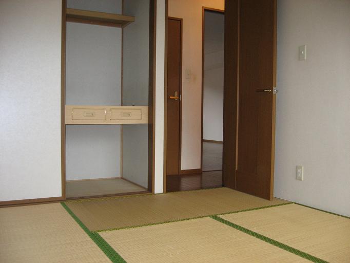 Other room space. I'm Japanese-style room is calm after all. . .