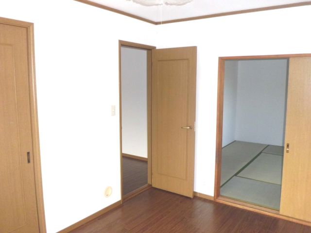 Living and room. Housed Japanese-style room, There are both Western-style