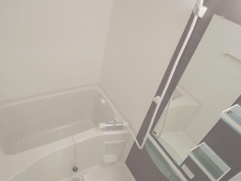 Bath. Stylish spacious bathroom boasts! !