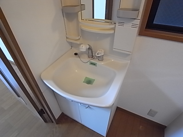 Washroom. Shampoo dresser with separate wash basin ☆