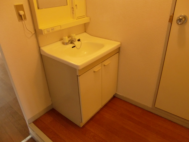 Washroom. There are also independent wash basin ☆